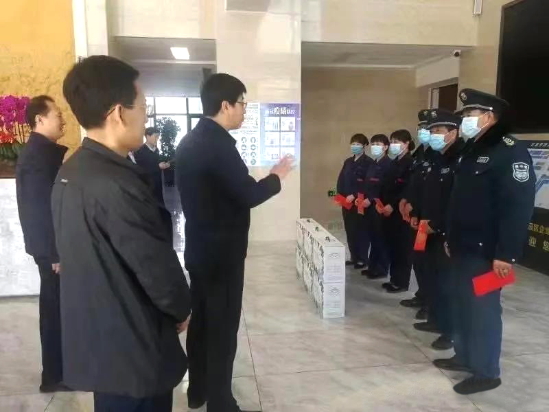 工業(yè)園區(qū)管委會(huì)、泓源公司慰問(wèn)園區(qū)機(jī)關(guān)保安門(mén)衛(wèi)等一線(xiàn)人員(圖1)