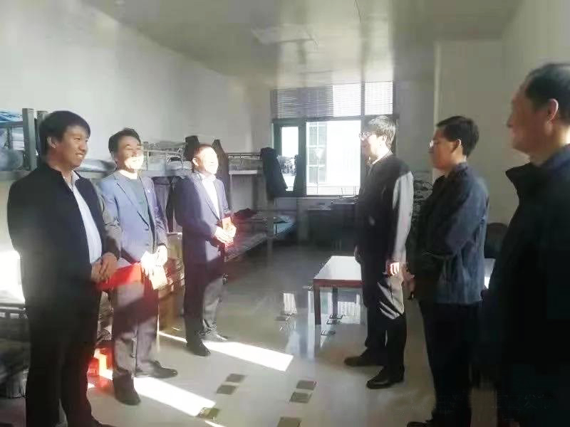 工業(yè)園區(qū)管委會(huì)、泓源公司慰問(wèn)園區(qū)機(jī)關(guān)保安門(mén)衛(wèi)等一線(xiàn)人員(圖2)